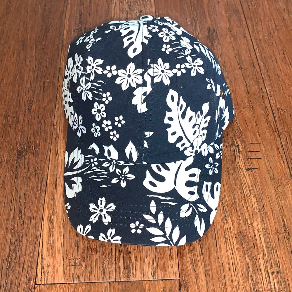 Adjustable black and white Hawaiian print baseball caps!